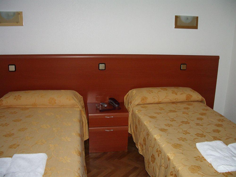 Hostal Jerez Мадрид Екстериор снимка