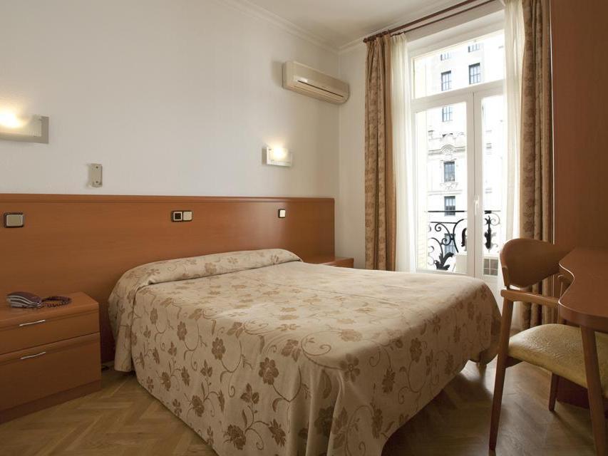 Hostal Jerez Мадрид Екстериор снимка