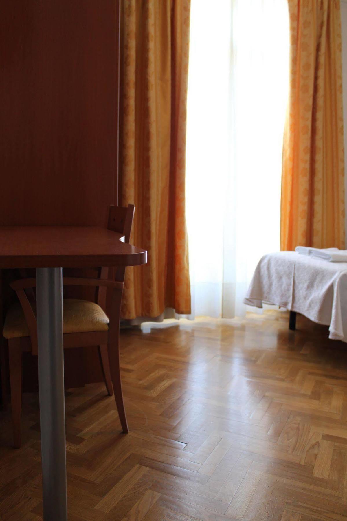 Hostal Jerez Мадрид Екстериор снимка