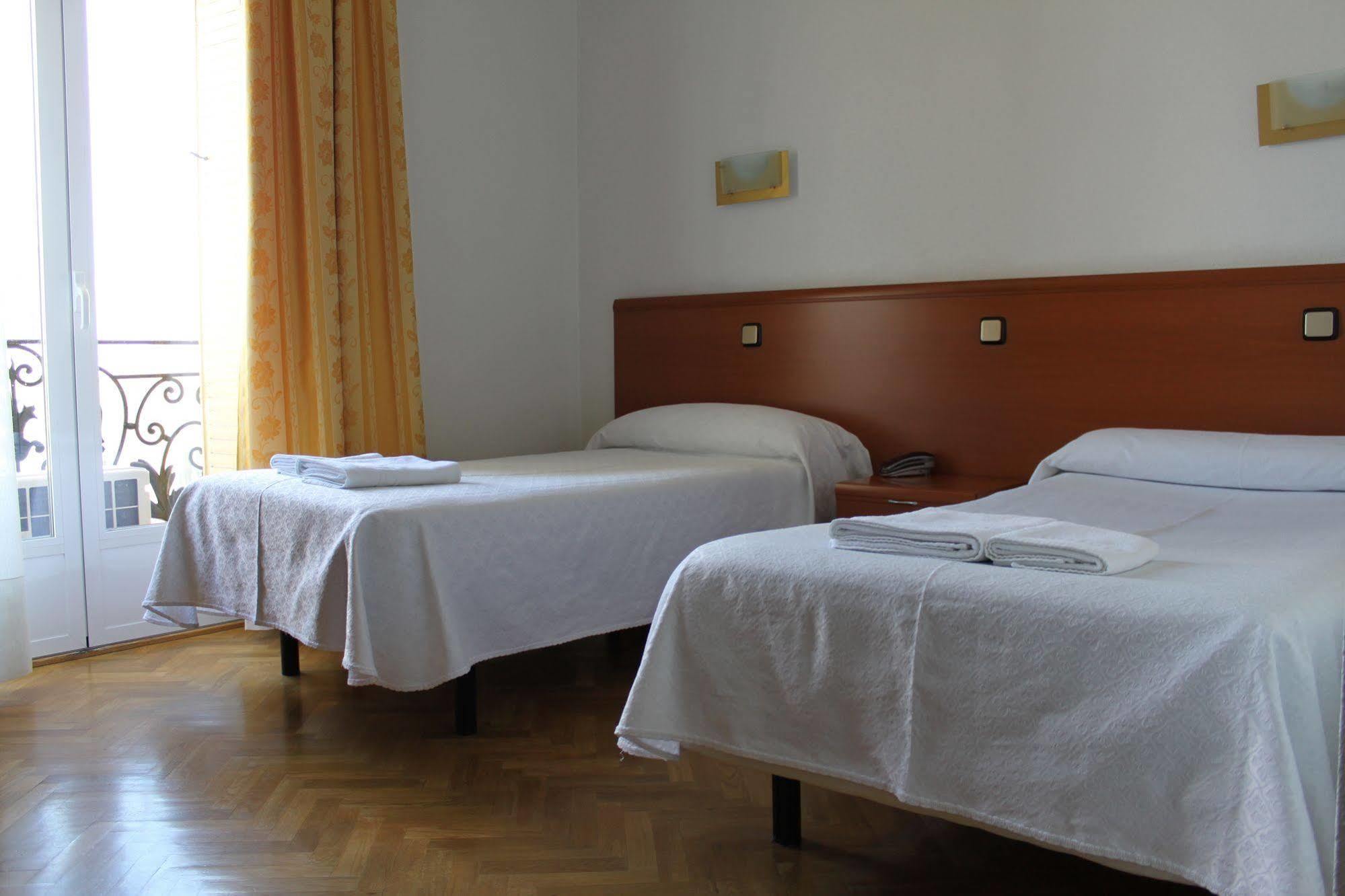 Hostal Jerez Мадрид Екстериор снимка