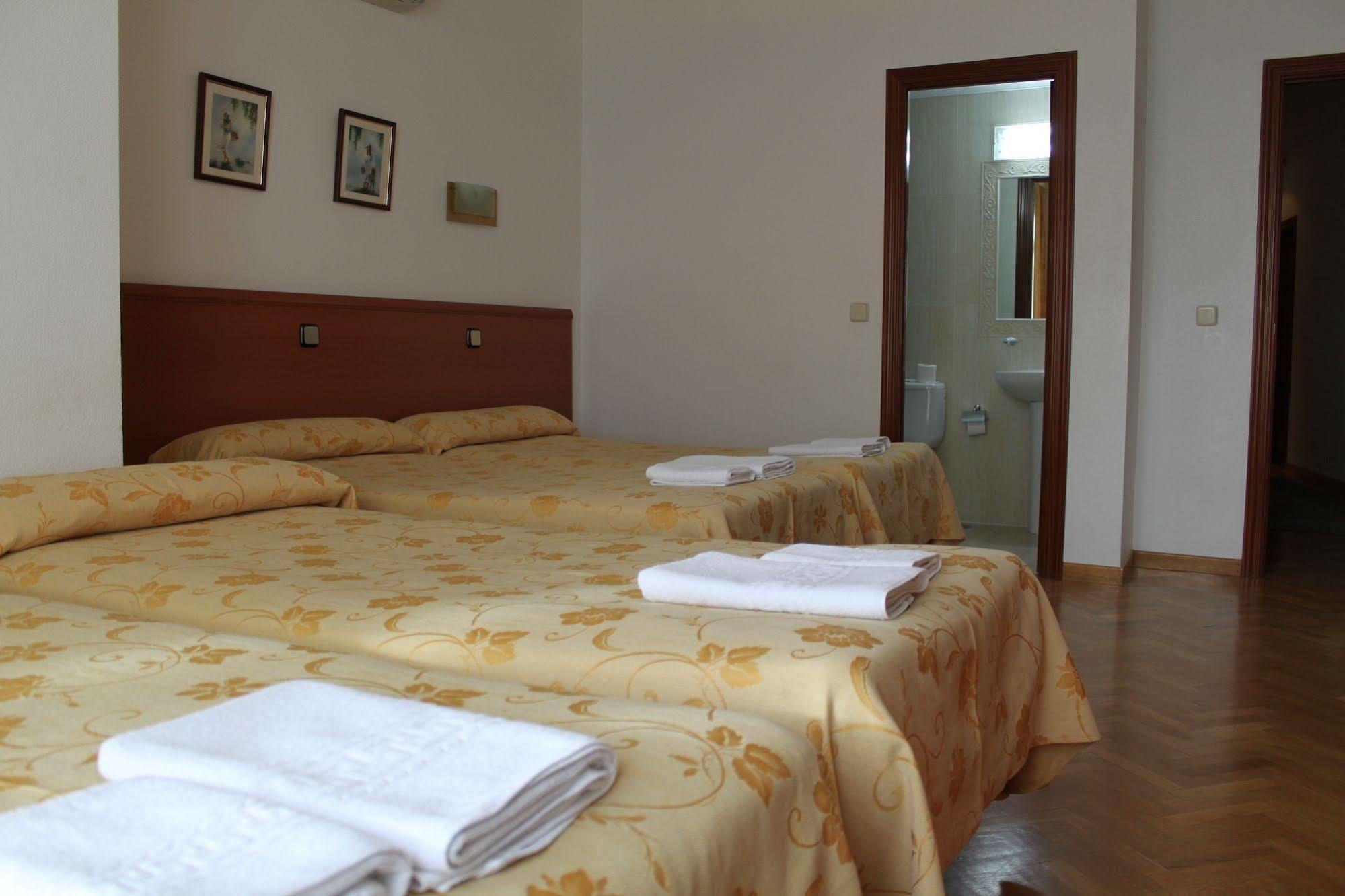 Hostal Jerez Мадрид Екстериор снимка
