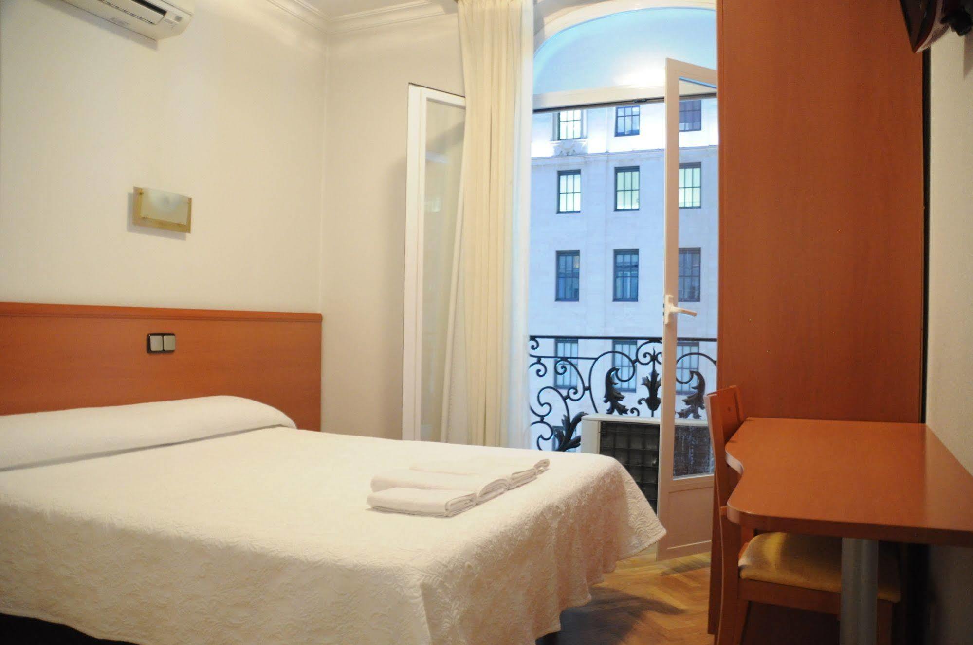 Hostal Jerez Мадрид Екстериор снимка